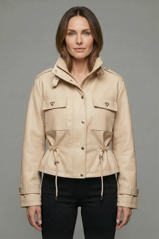 Mujer con chaqueta beige de polipiel, bolsillos frontales y ajuste en la cintura