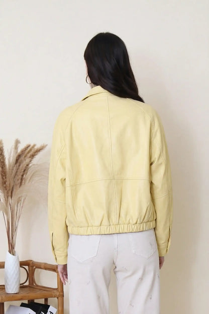 Chaqueta mujer primavera polipiel color amarillo, vista trasera, con pantalón claro