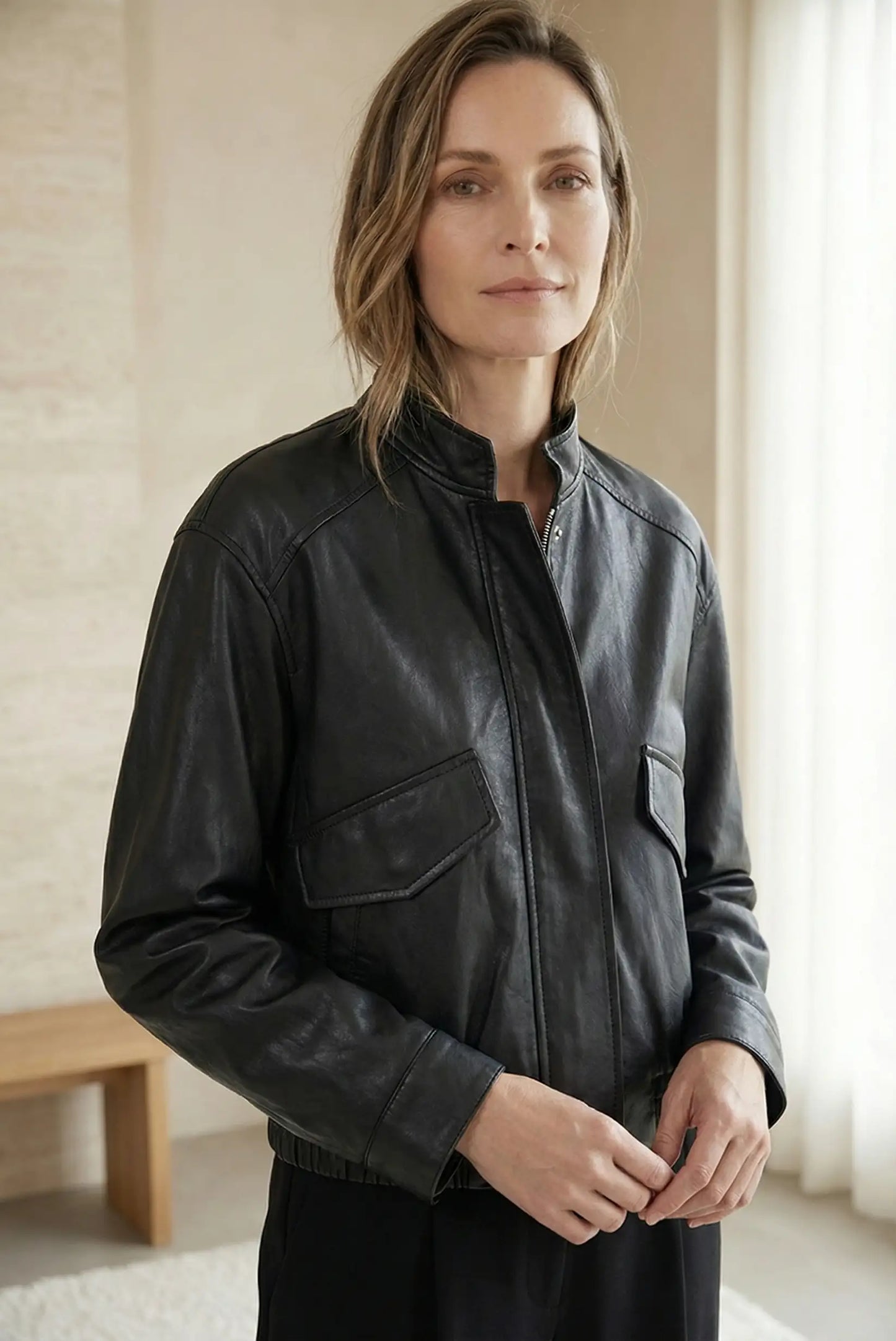 Chaqueta de mujer en polipiel negra, estilo casual, ideal para primavera.