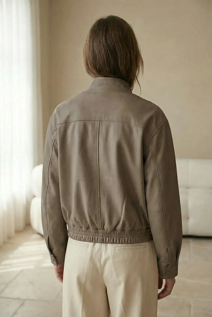 Chaqueta para mujer de polipiel color taupe vista desde atrás, estilo casual de primavera.