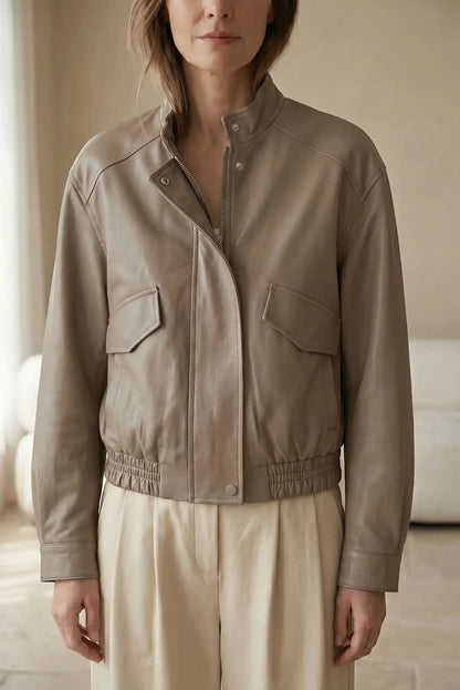 Chaqueta mujer polipiel taupe estilo casual con bolsillos delanteros y cierre de cremallera