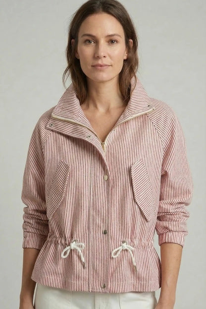 Chaqueta de mujer rosa con rayas blancas, bolsillos grandes y cordón ajustable, estilo casual.
