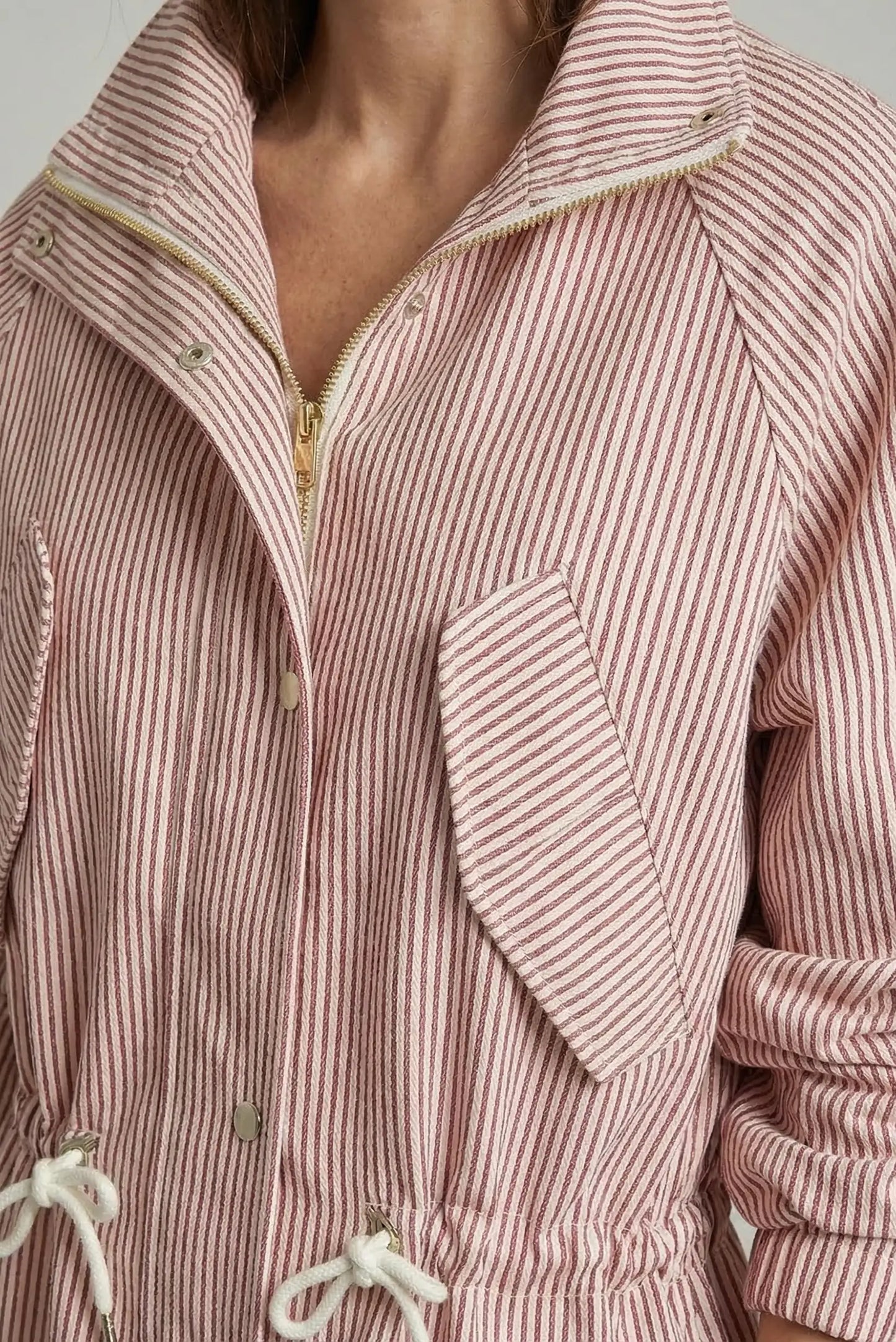 Chaqueta de mujer primavera roja a rayas, con cremallera y cordones ajustables.