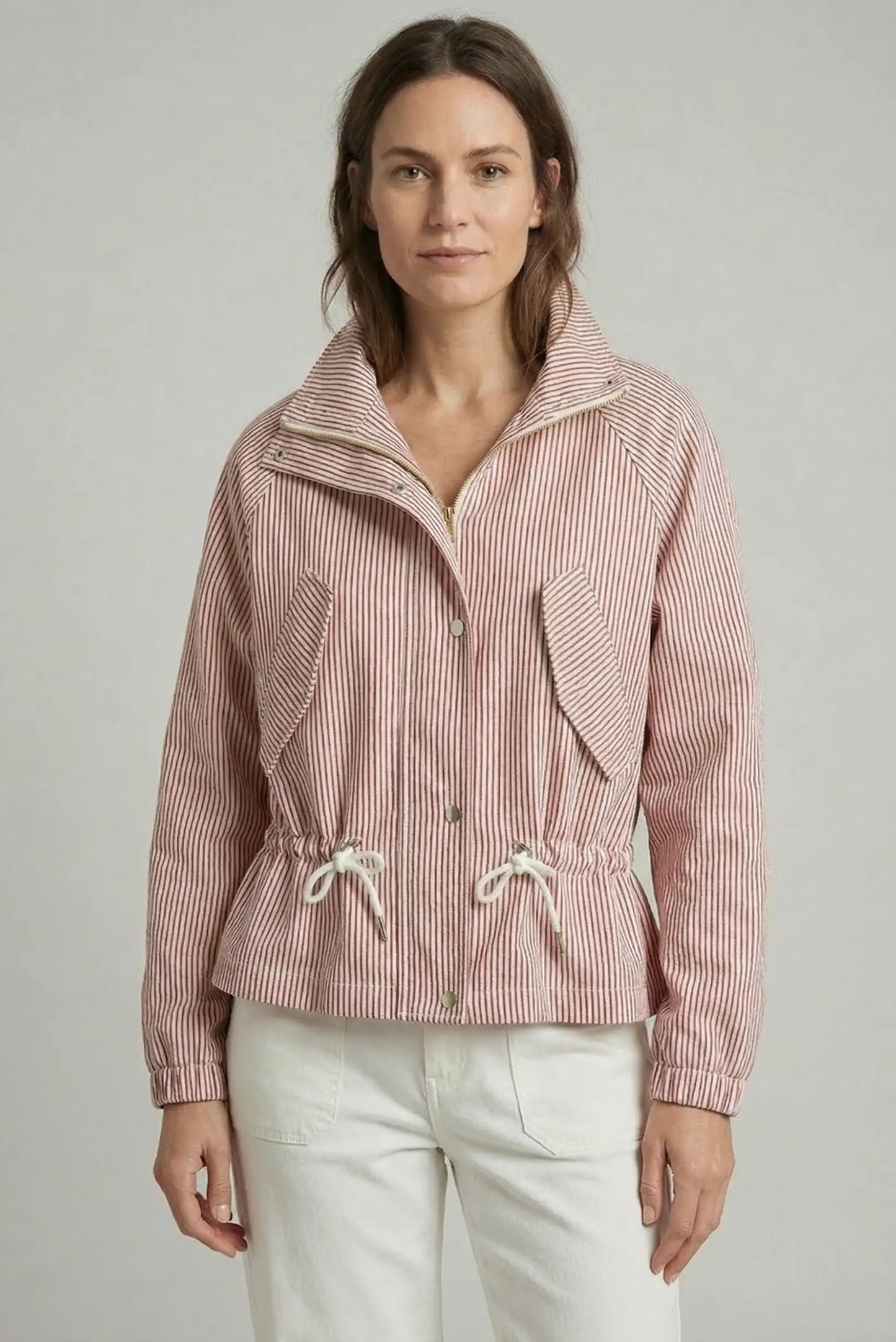 Chaqueta de mujer primavera roja con rayas finas y cordón ajustable, estilo casual.