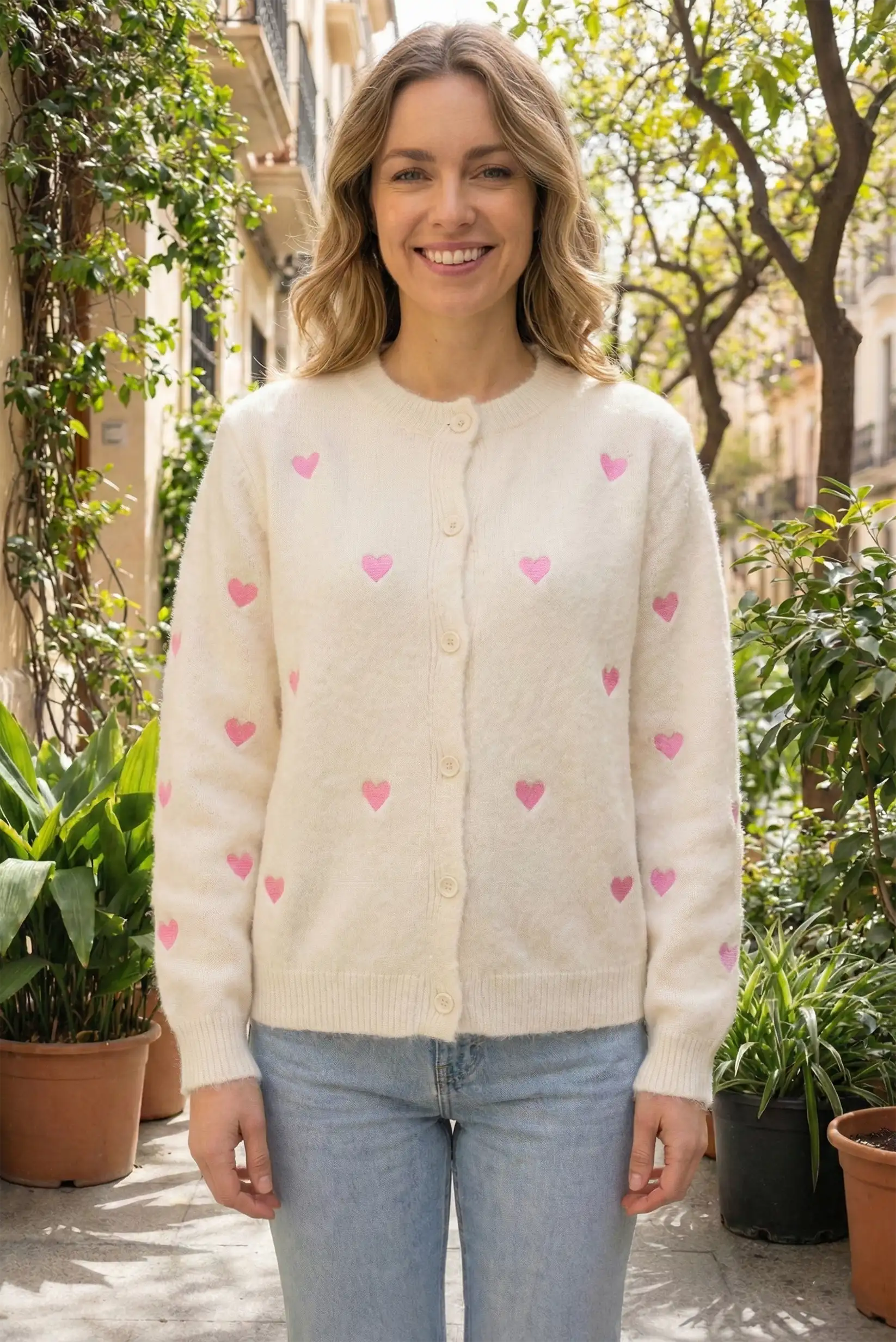 Mujer con chaqueta de punto beige y corazones rosas, moda casual CHICA del Sur