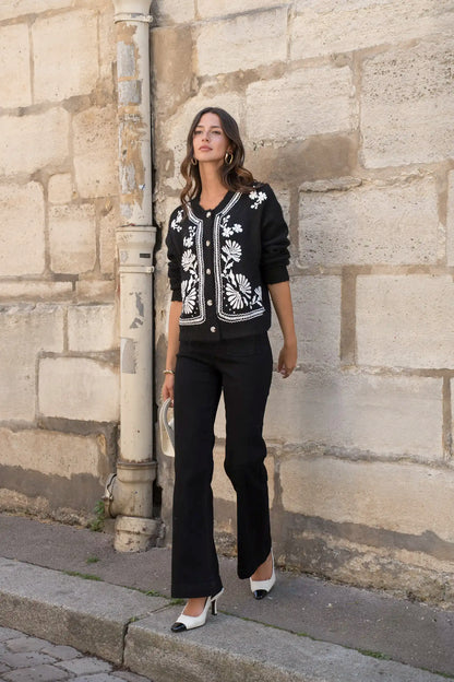 Chaqueta Negra Mujer con Bordados Florales Blancos Folk Chic - CHICA del Sur