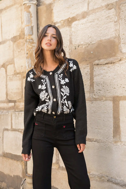 Chaqueta Verde Mujer con Bordados Florales Blancos Estilo Folk - CHICA del Sur