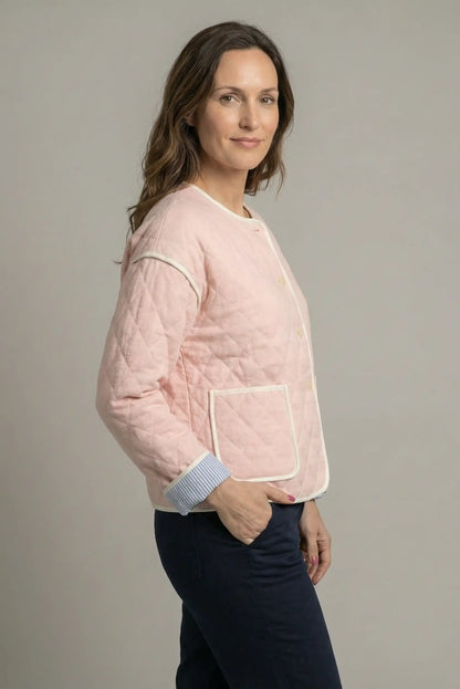 Mujer con chaqueta rosa acolchada de primavera, moda femenina casual CHICA del Sur