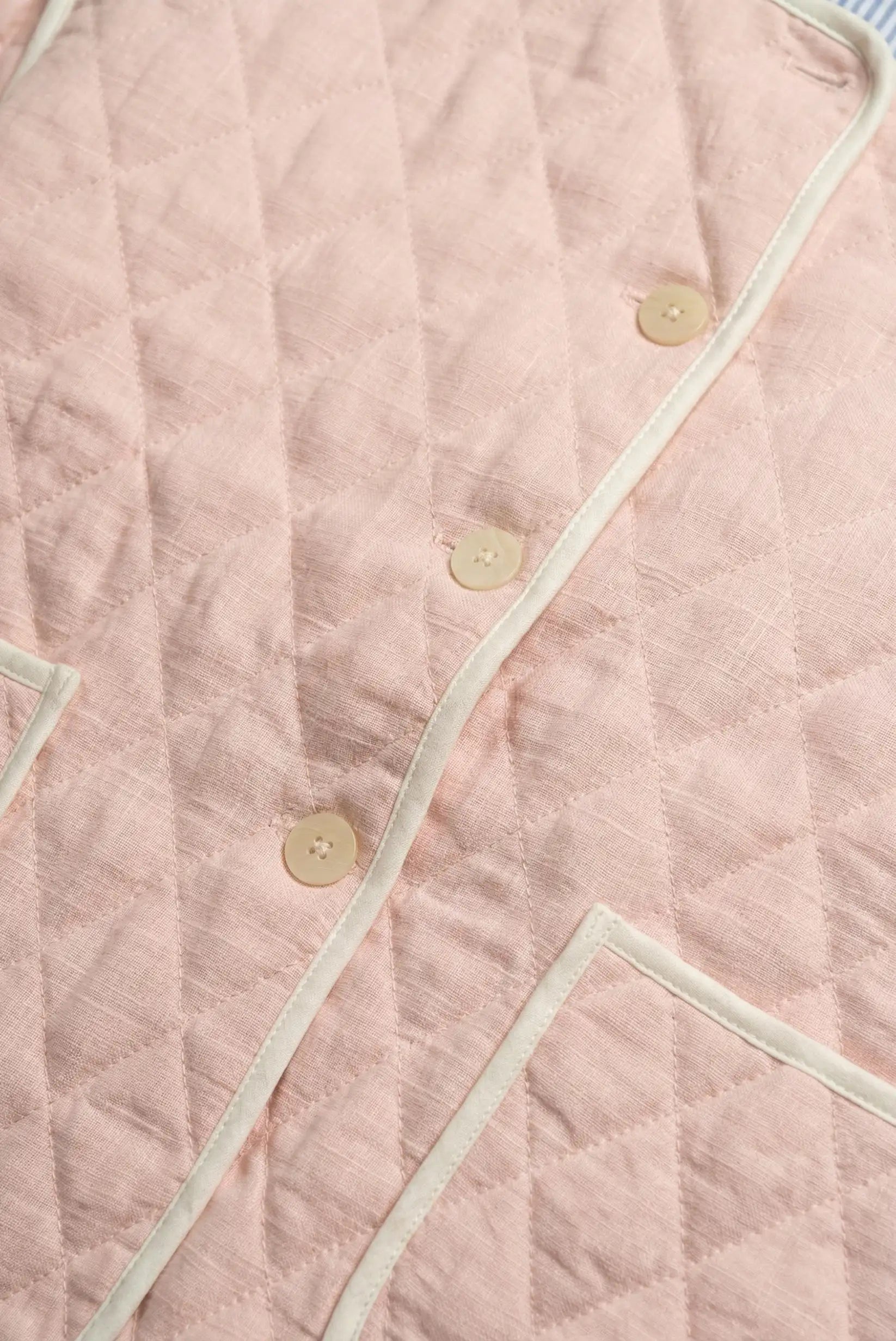 Chaqueta acolchada rosa para mujer, detalle de botones y costuras, moda CHICA del Sur