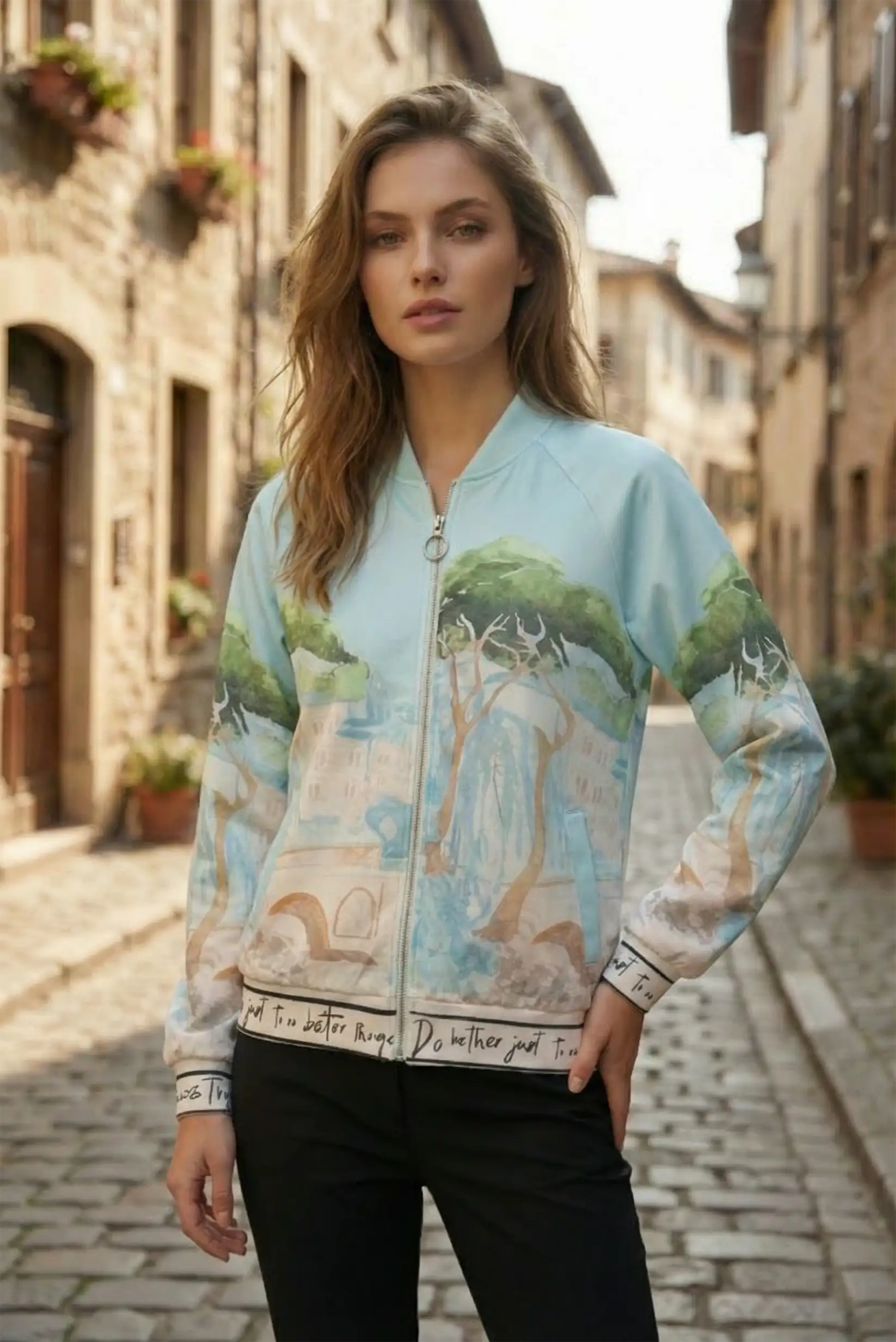 Mujer lleva chaqueta azul con estampado artístico, moda casual CHICA del Sur en calle adoquinada