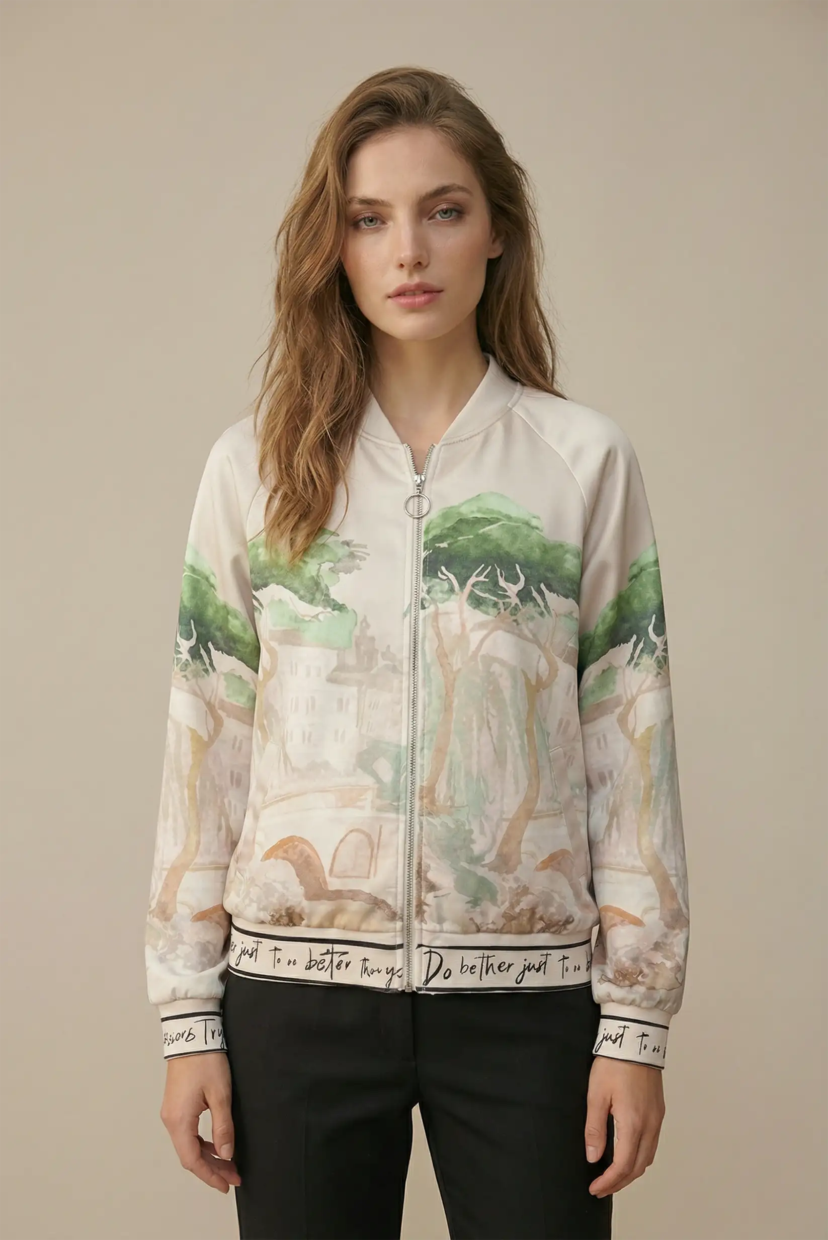 Chaqueta safari beige de mujer CHICA del Sur con estampado artístico de paisajes, cierre frontal.