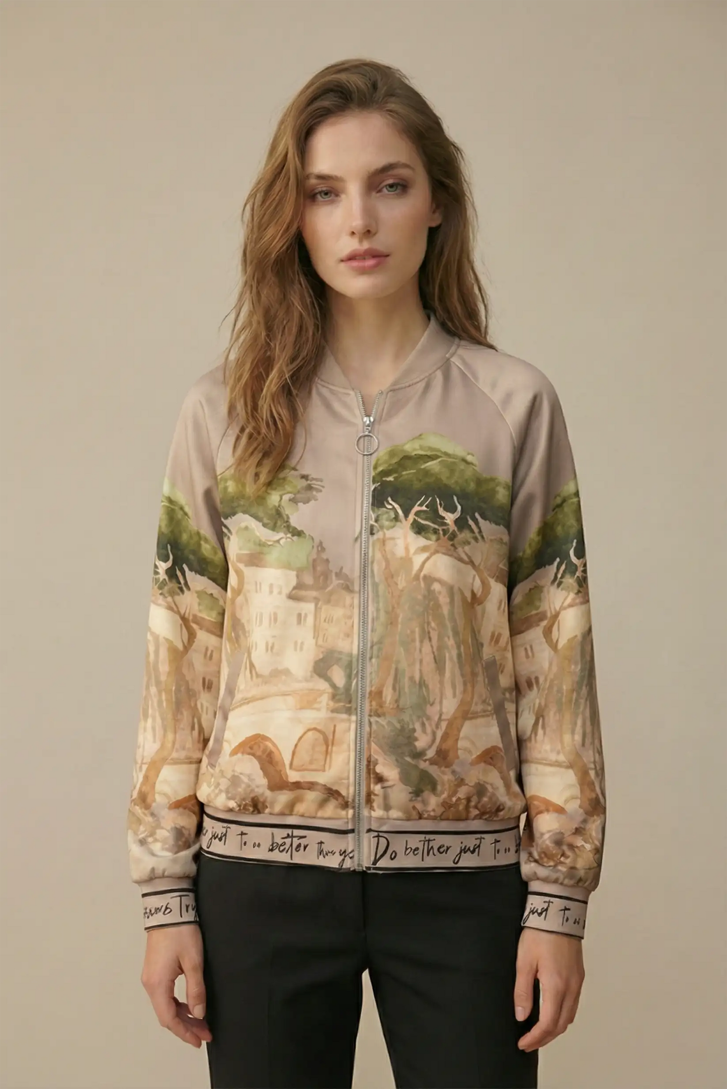 Chaqueta mujer estilo safari taupe con estampado artístico, moda femenina CHICA del Sur