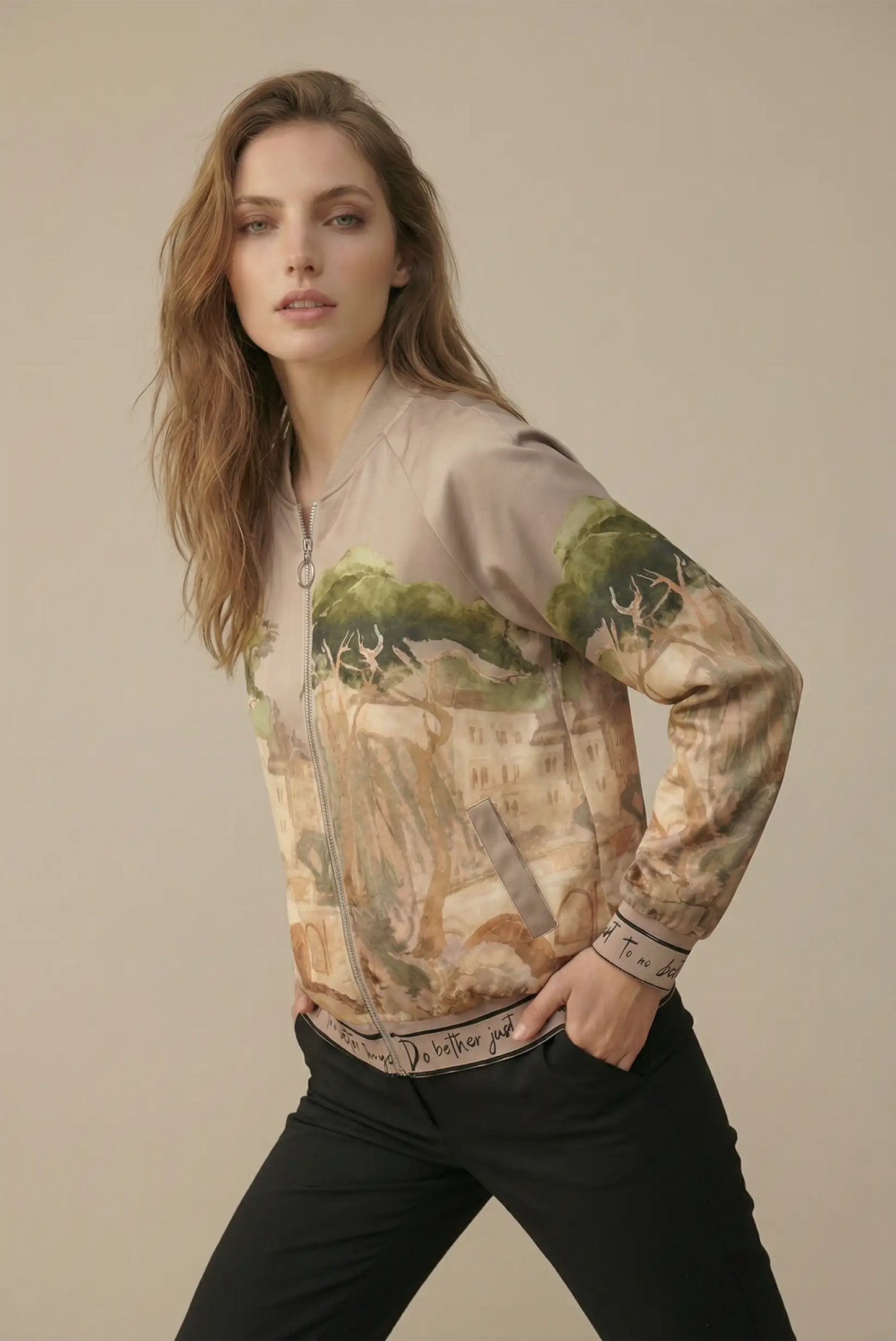 Mujer con chaqueta safari taupe estampada y pantalón negro, moda casual CHICA del Sur