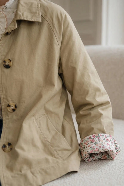 Chaqueta beige de mujer con botones grandes y detalle de puños con forro floral