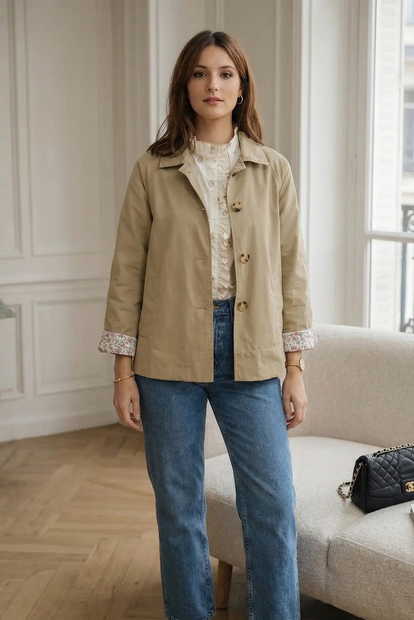 Mujer con chaqueta beige de primavera, puños con estampado floral y camisa blanca, estilo casual.