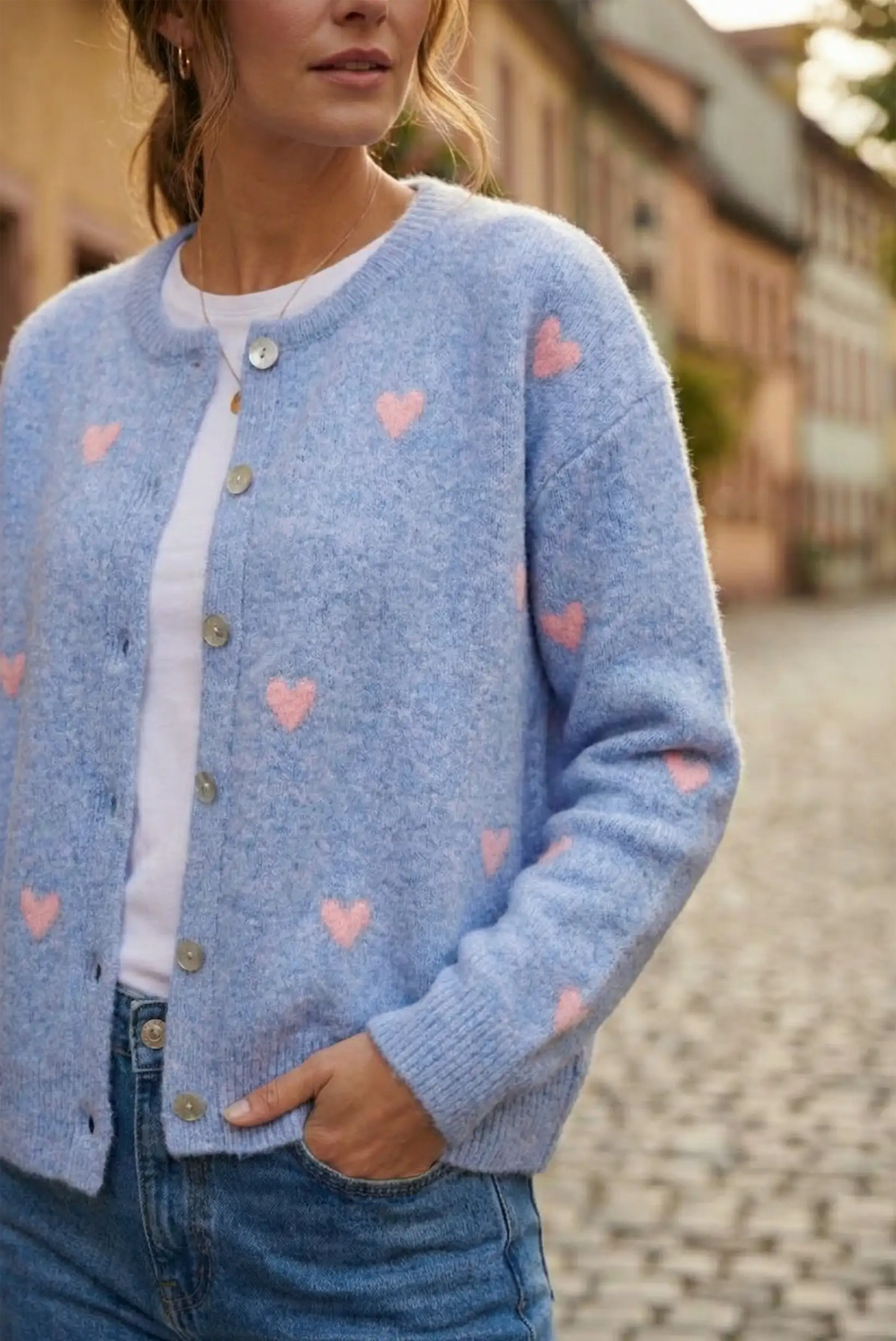 Mujer con chaqueta de punto azul celeste con corazones rosas, look casual CHICA del Sur