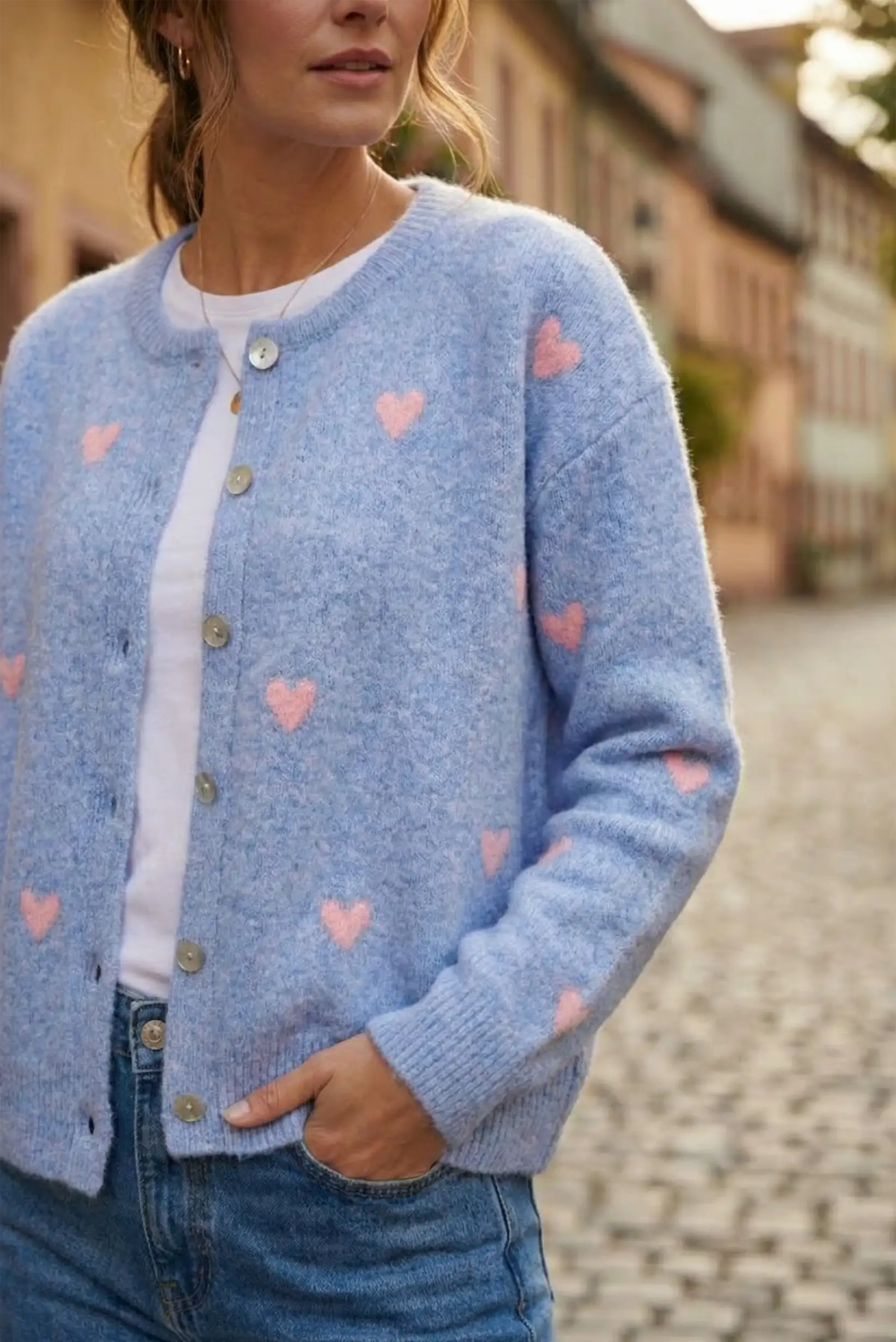 Mujer con chaqueta de punto azul celeste con corazones rosas, look casual CHICA del Sur