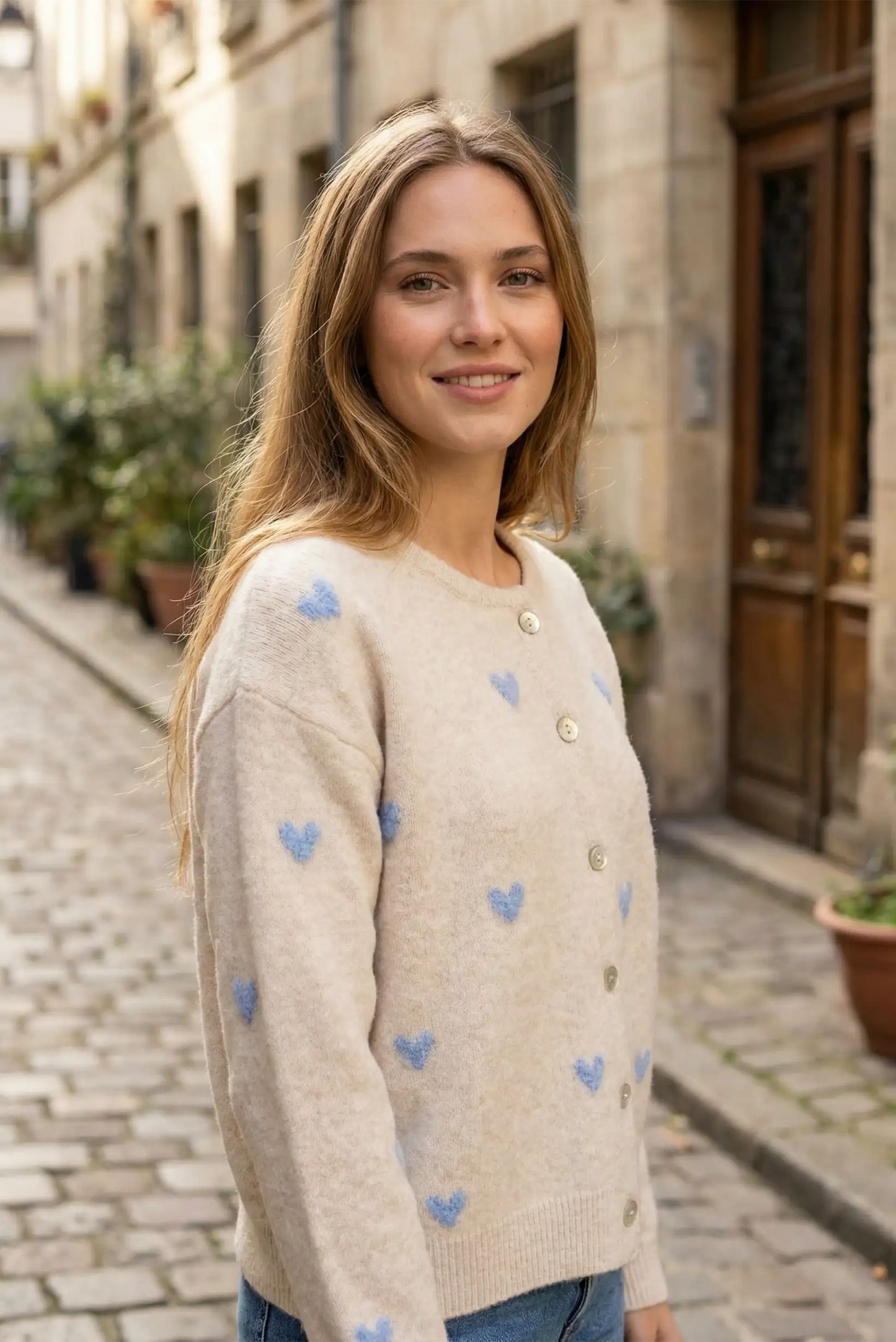 Mujer con chaqueta de punto beige con corazones azules, look casual CHICA del Sur