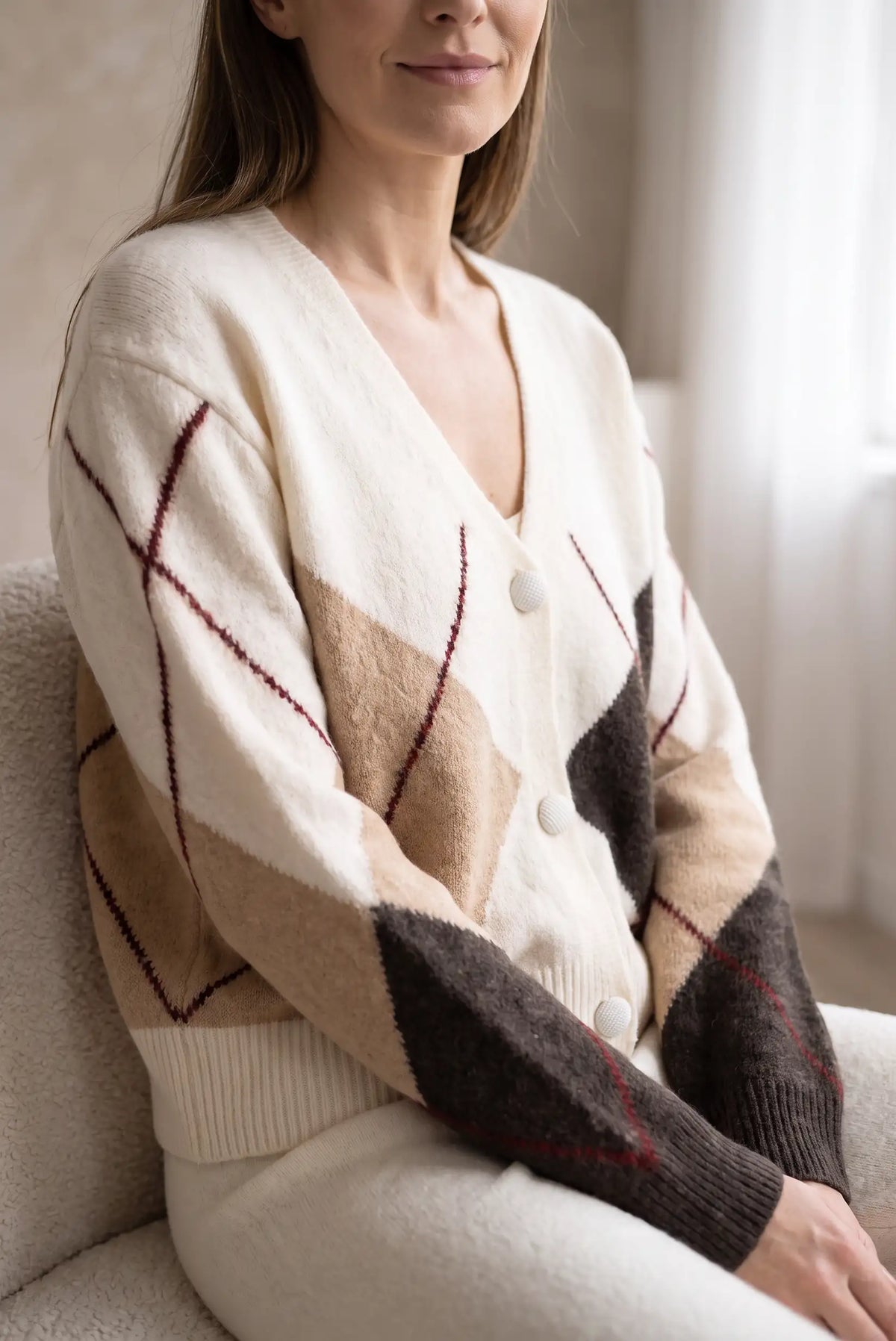 Mujer vistiendo chaqueta de punto con rombos en beige y marrón de CHICA del Sur