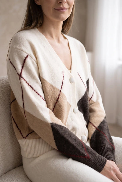Mujer vistiendo chaqueta de punto con rombos en beige y marrón de CHICA del Sur