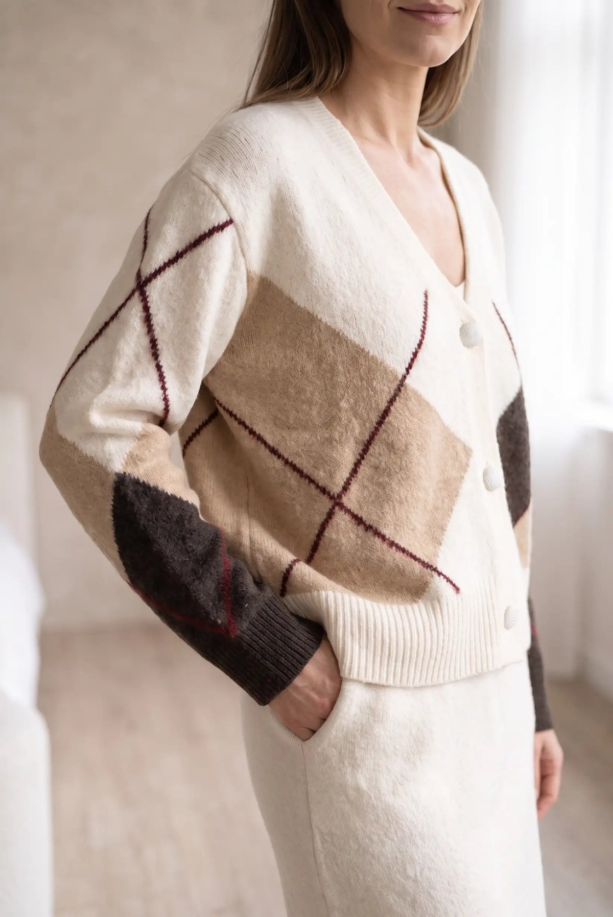 Mujer vistiendo chaqueta de punto con rombos en beige y marrón de CHICA del Sur