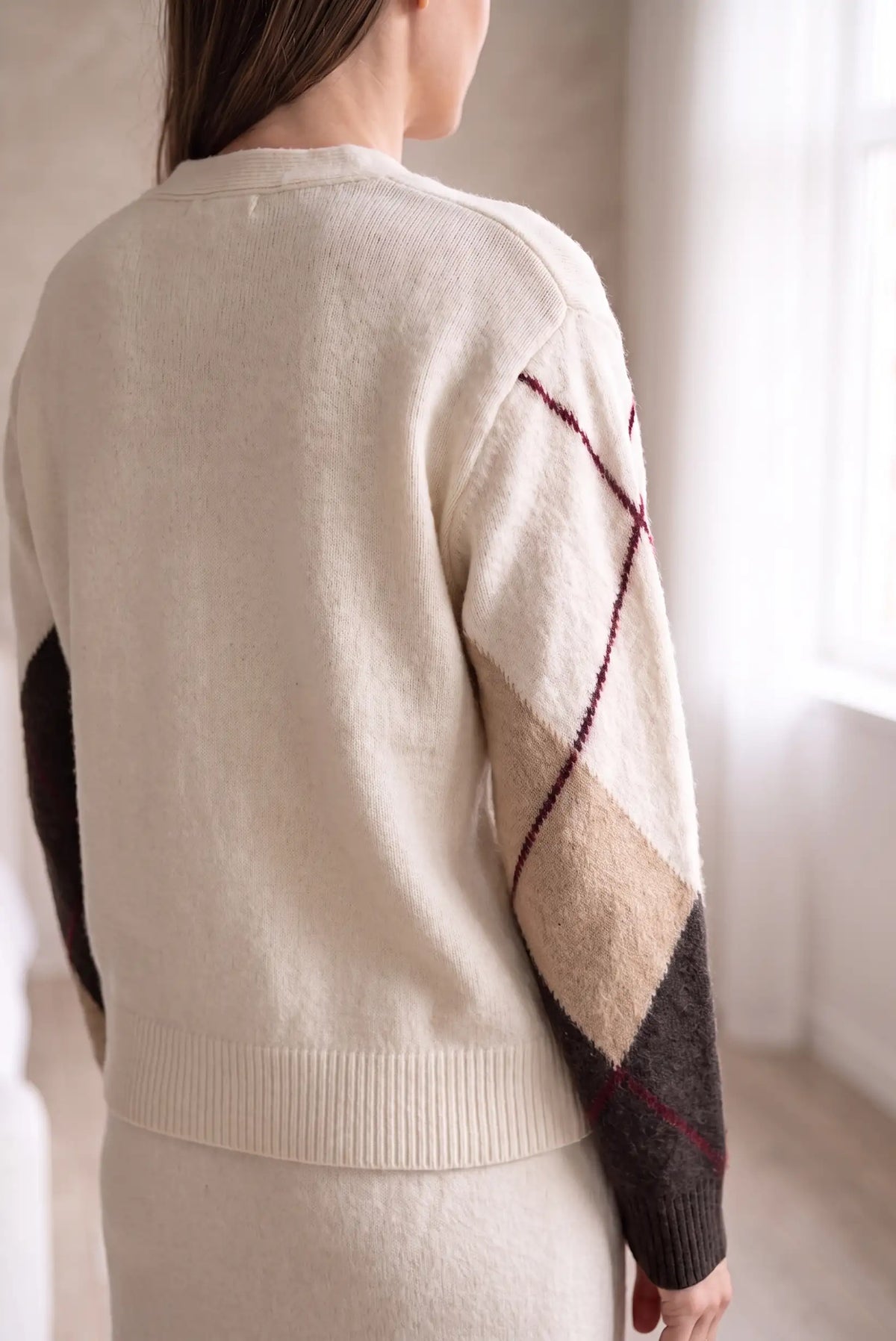 Vista trasera de chaqueta de punto beige para mujer con rombos en marrón de CHICA del Sur.