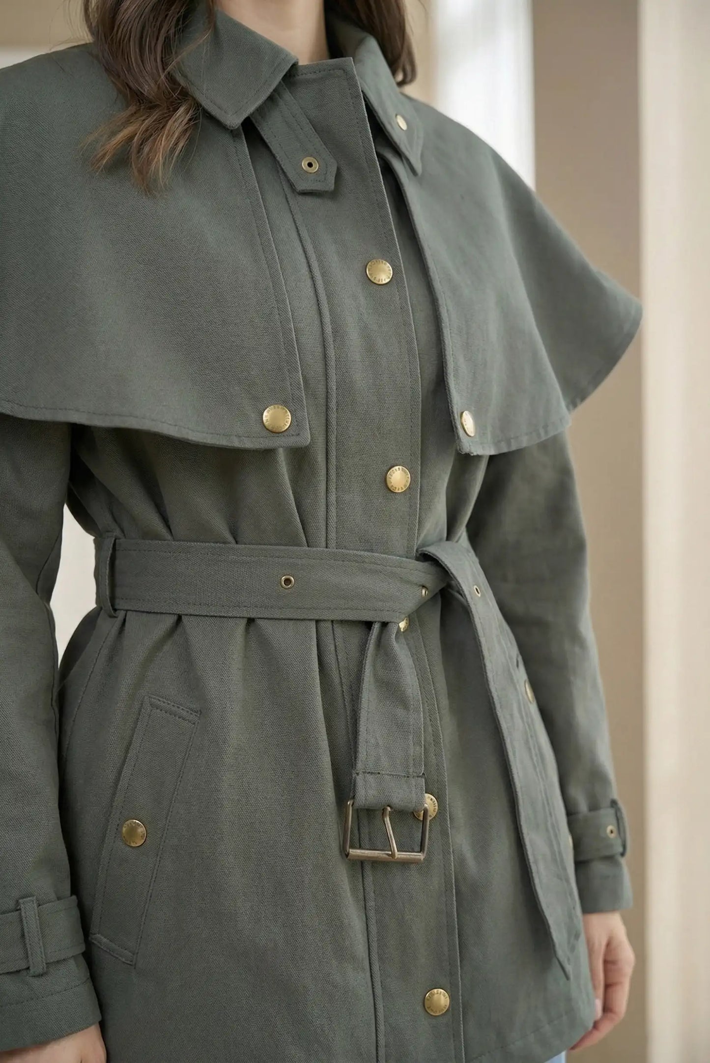 Chaqueta trench mujer verde militar con cinturón y botones dorados elegante casual