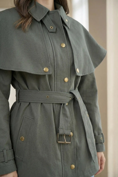 Chaqueta trench mujer verde militar con cinturón y botones dorados elegante casual