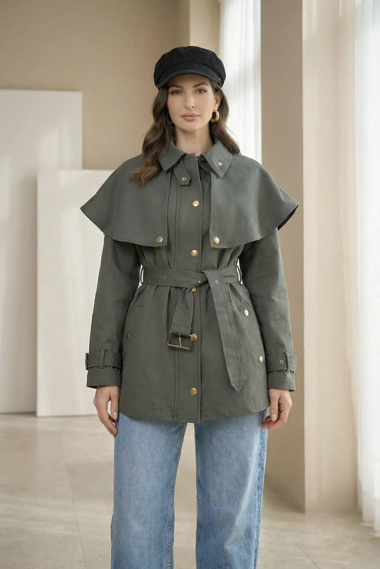 Mujer con chaqueta trench verde militar, botones dorados y jeans, moda casual femenina.