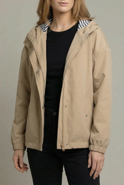 Chubasquero corto beige para mujer con capucha y forro de rayas, estilo casual