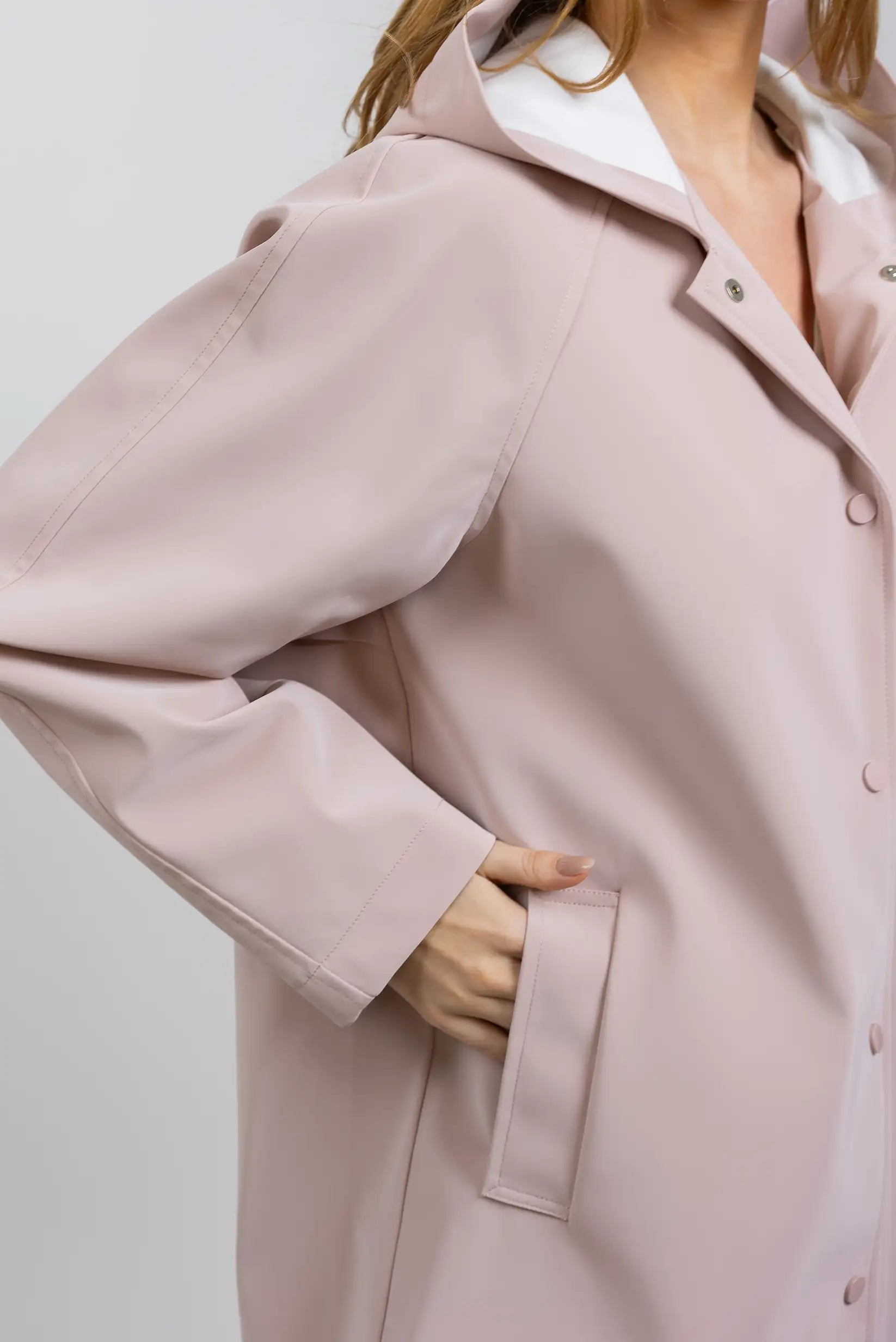 Chubasquero largo de mujer rosa empolvado con capucha y bolsillo, moda primavera.