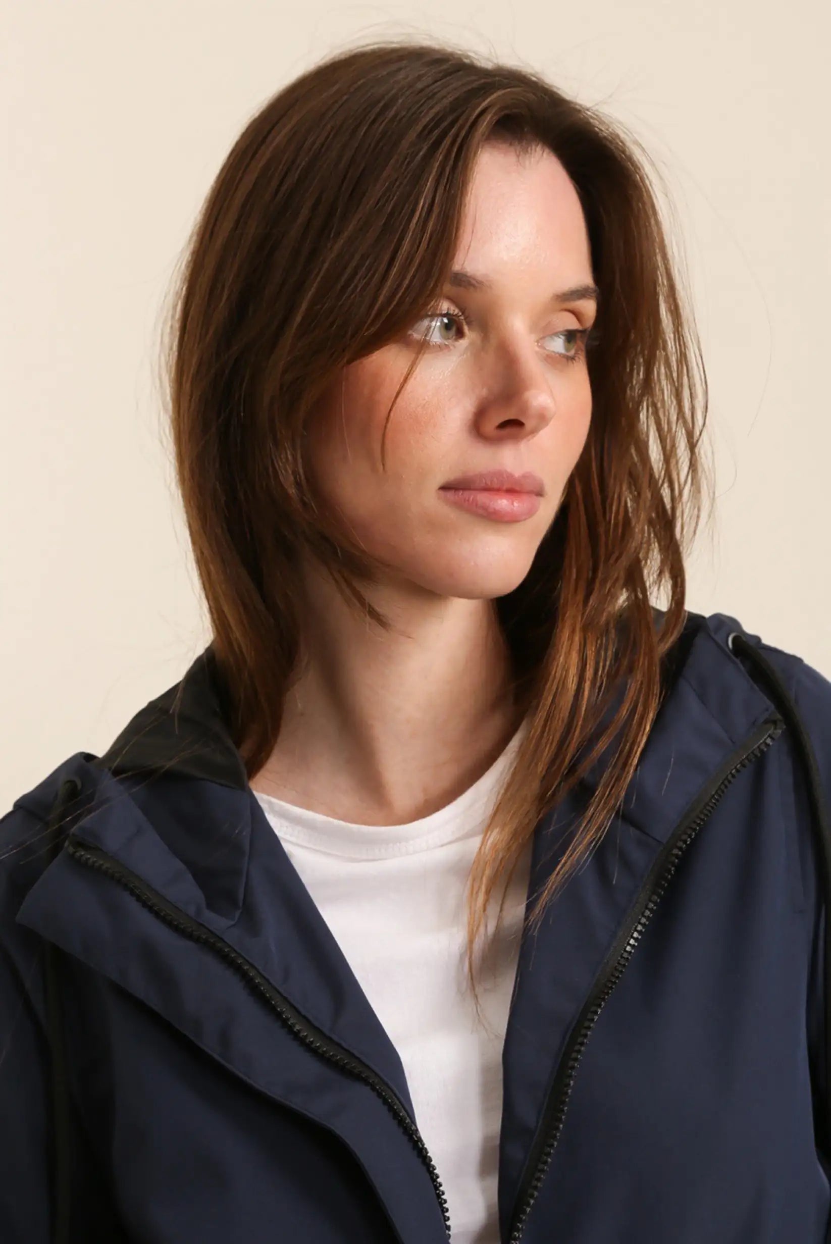 Mujer con chubasquero corto azul oscuro, moda femenina casual CHICA del Sur
