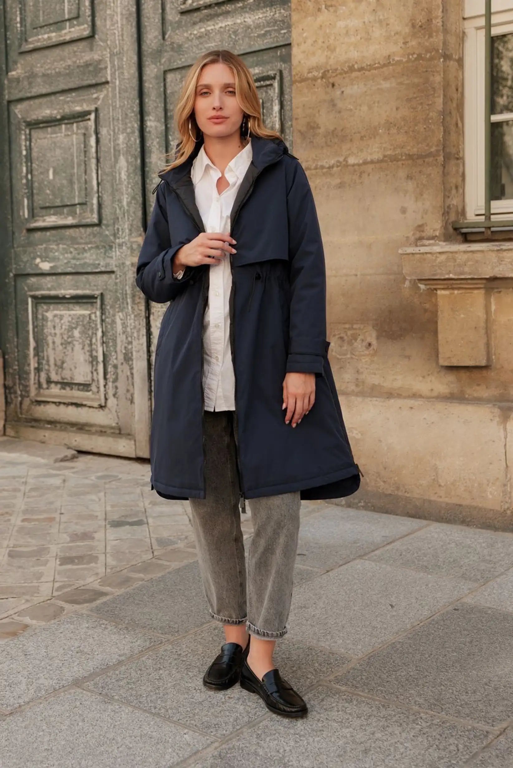 Mujer con chubasquero parka larga azul marino, look casual CHICA del Sur