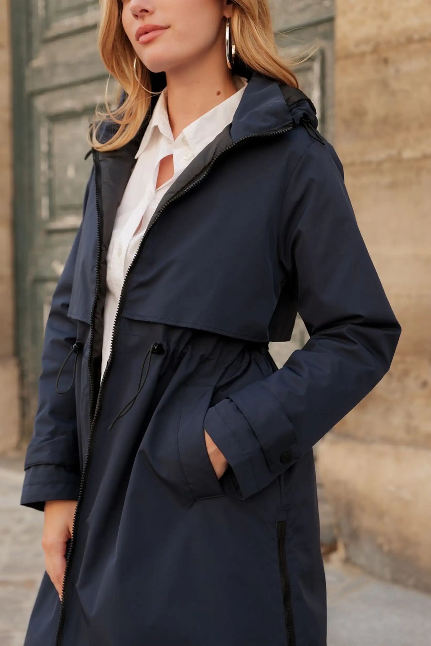 Mujer con parka larga azul marino repelente al agua, moda casual CHICA del Sur