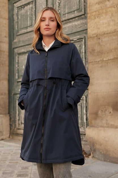 Mujer con chubasquero parka larga azul marino, moda casual CHICA del Sur