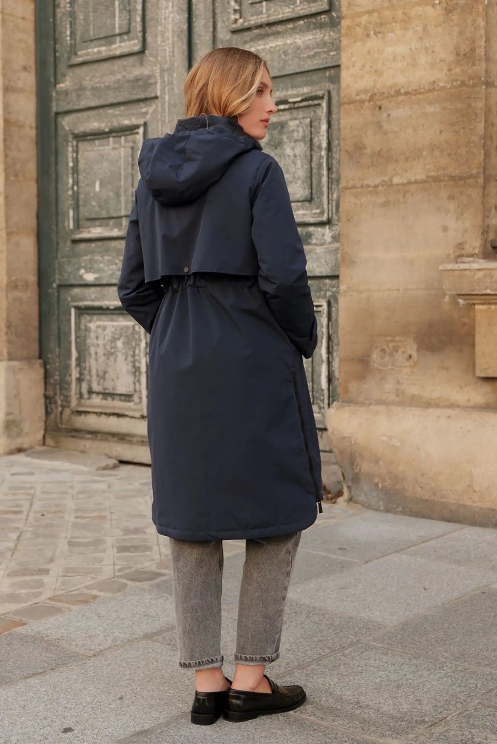 Mujer con chubasquero parka larga azul marino de CHICA del Sur, look casual urbano