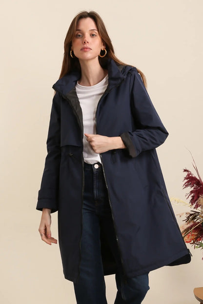 Mujer con chubasquero parka larga azul marino, moda casual CHICA del Sur