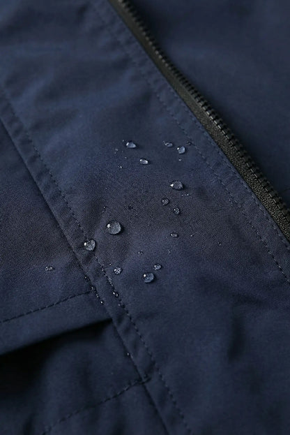 Detalle de chubasquero azul marino repelente al agua para mujer de CHICA del Sur