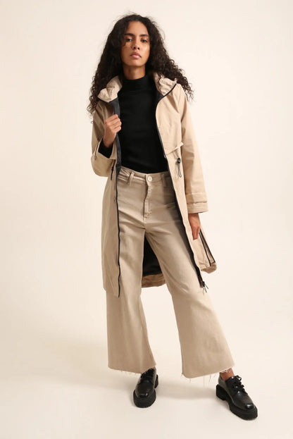 Mujer con chubasquero beige largo y pantalón ancho, moda casual CHICA del Sur