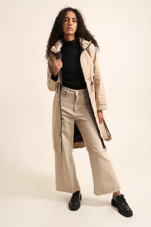 Mujer con chubasquero beige largo y pantalón ancho, moda casual CHICA del Sur