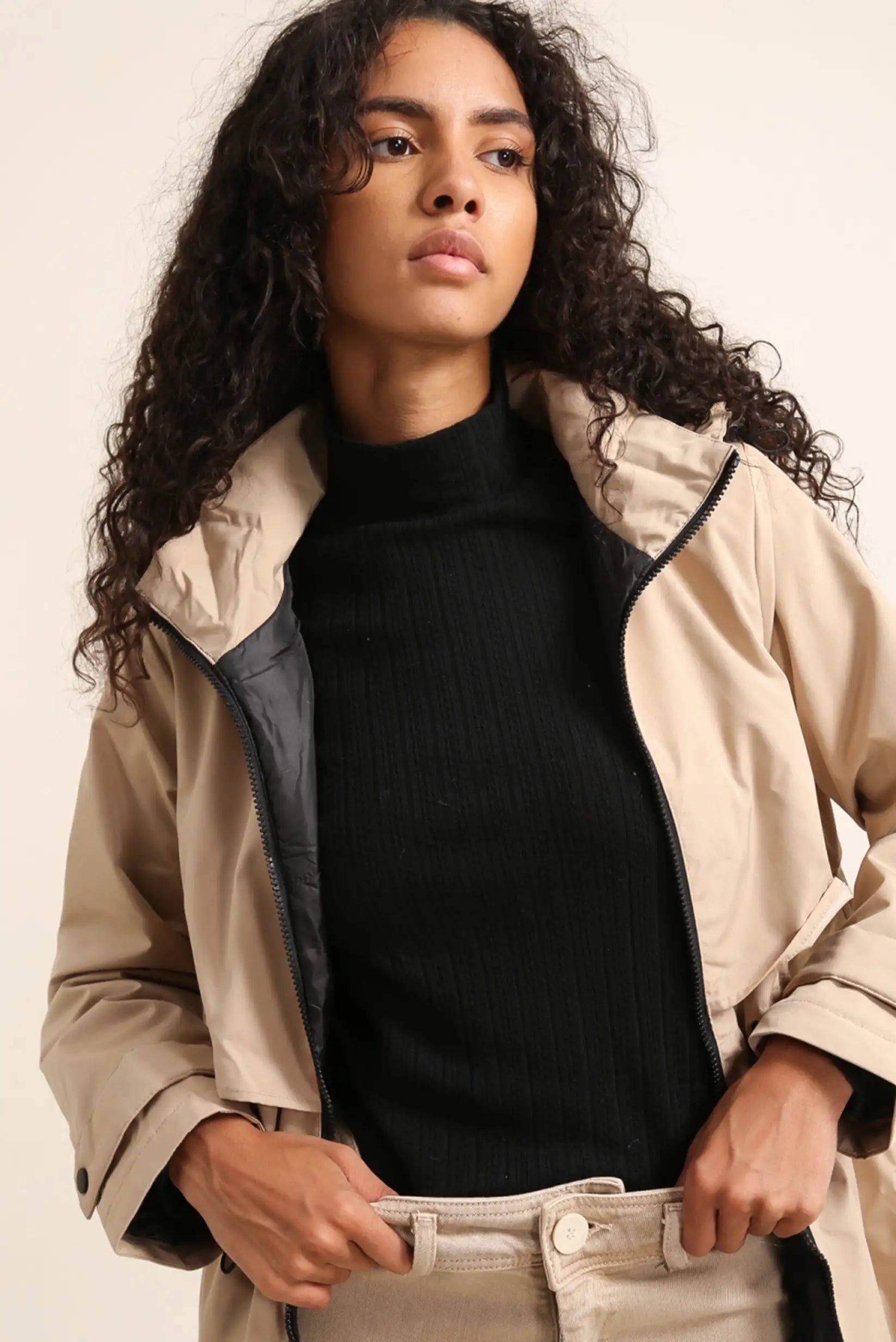 Mujer con chubasquero beige repelente al agua, moda femenina casual CHICA del Sur