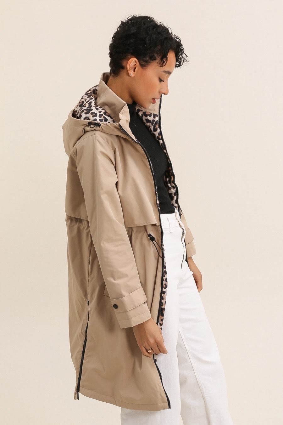 Mujer con chubasquero largo beige repelente al agua y forro animal print, moda CHICA del Sur