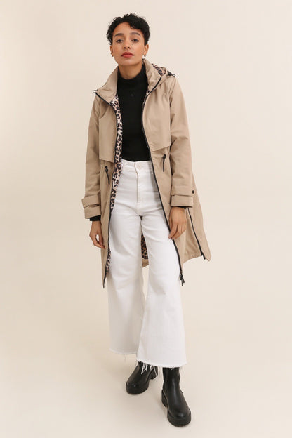 Mujer con chubasquero beige repelente al agua con forro animal print, moda casual CHICA del Sur