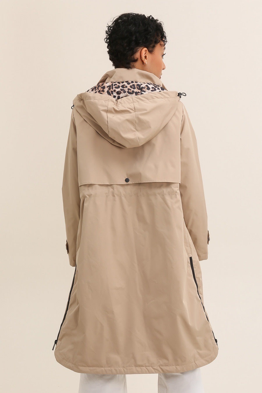Chubasquero largo beige para mujer con capucha animal print, moda casual CHICA del Sur