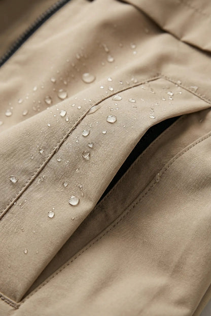 Detalle de chubasquero mujer beige repelente al agua, gotas sobre tejido CHICA del Sur