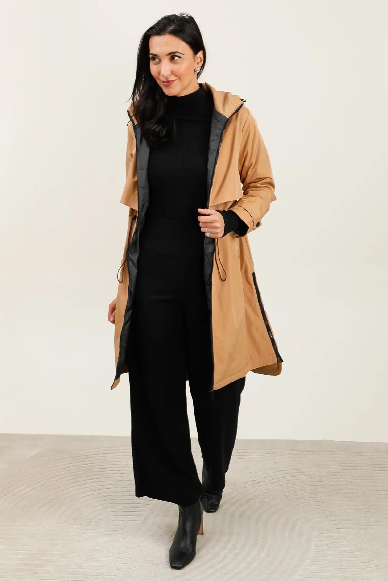 Mujer con chubasquero parka larga camel, moda casual CHICA del Sur