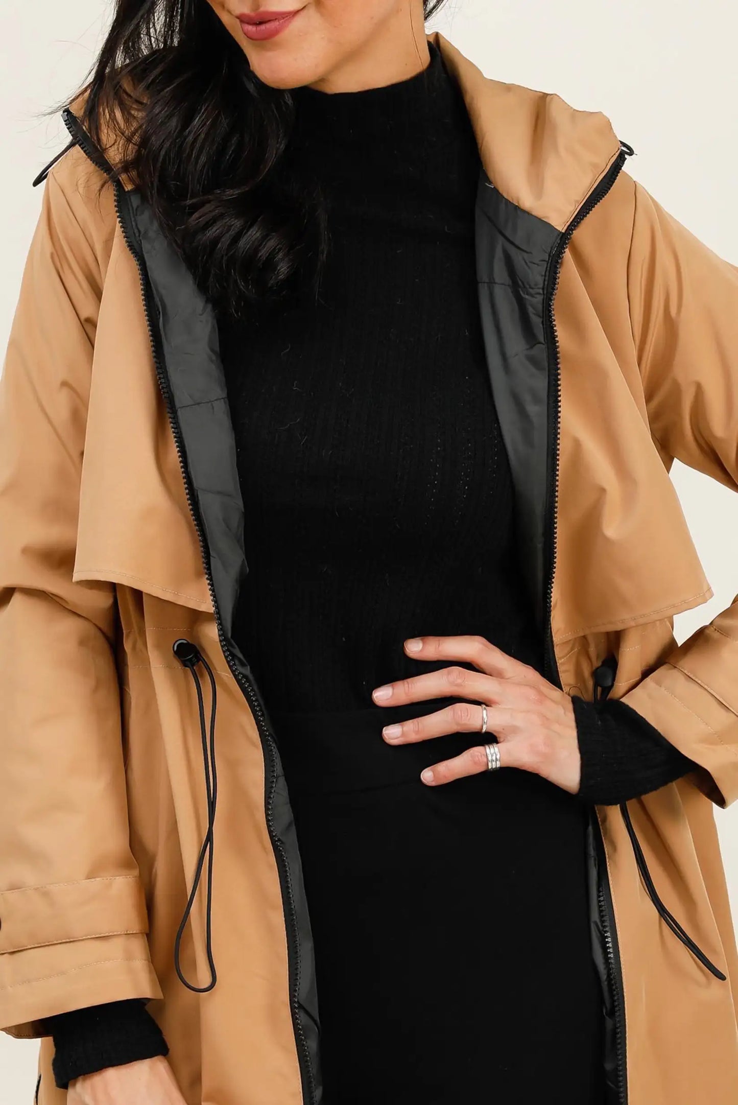 Mujer con chubasquero parka larga camel, moda casual CHICA del Sur