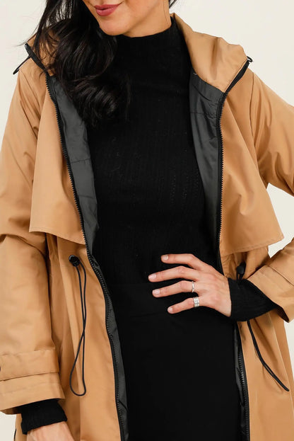 Mujer con chubasquero parka larga camel, moda casual CHICA del Sur