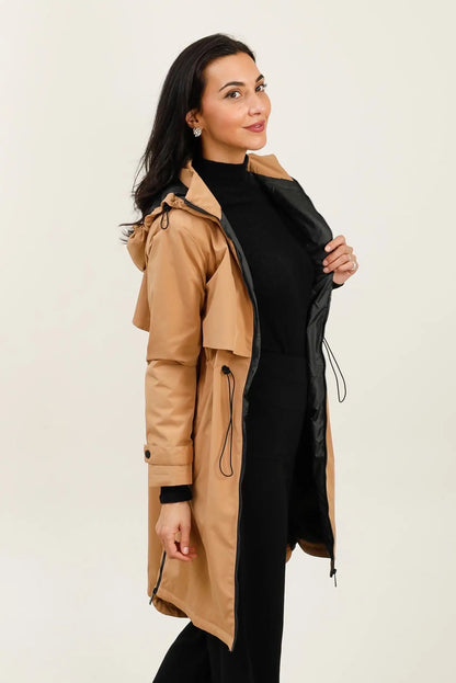 Mujer con chubasquero parka larga camel, moda casual CHICA del Sur