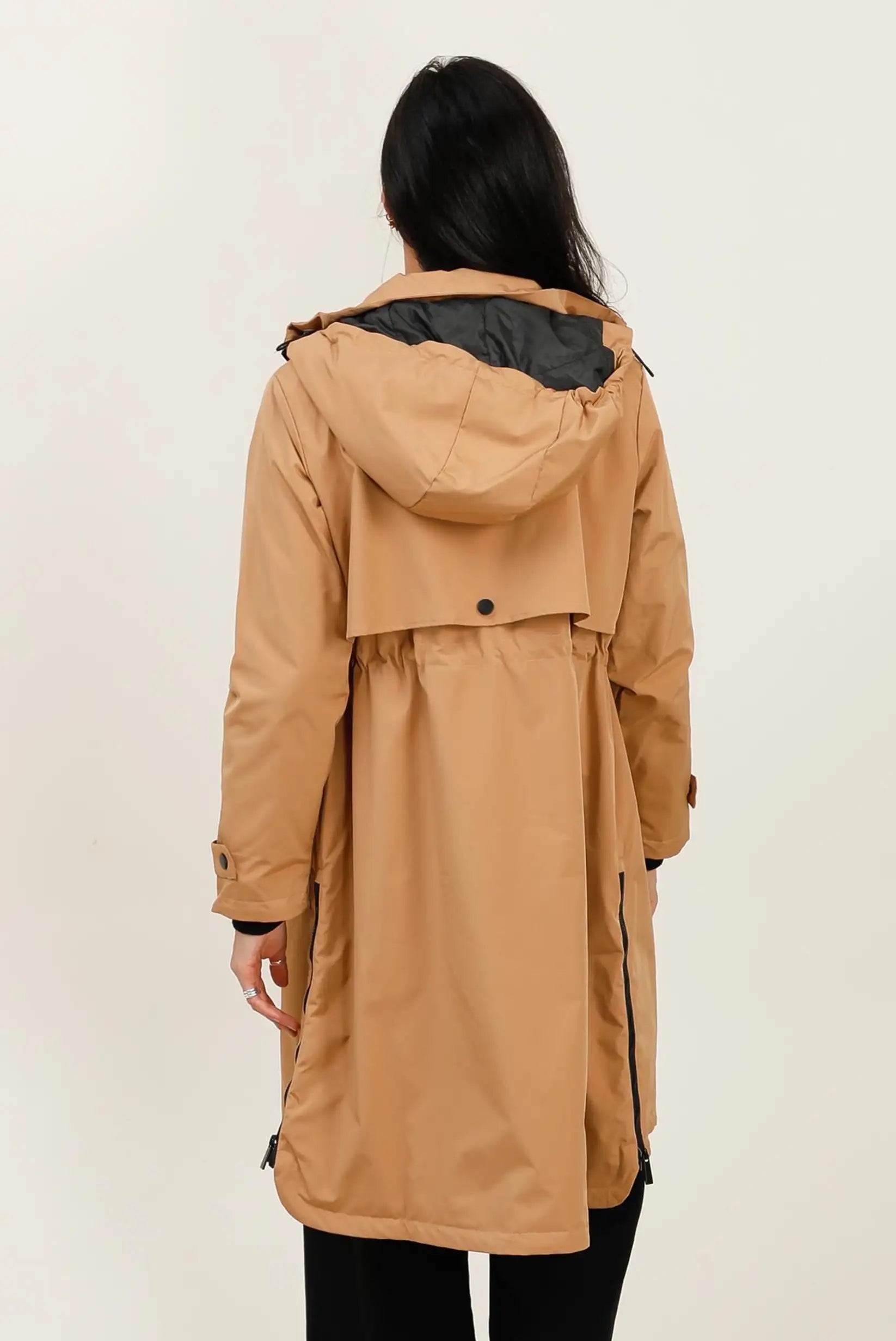 Chubasquero parka larga de mujer camel, impermeable, de CHICA del Sur, vista trasera.
